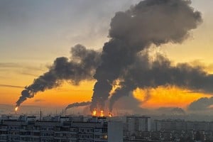 Fuego en la refinería de Kapotnia, en la zona de Moscú, a escasos kilómetros del Kremlin.