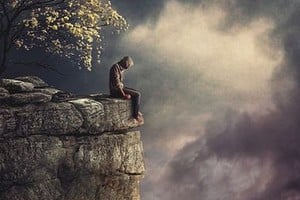 El abismo que se abre bajo los pies no solo amenaza con devorarlo todo...