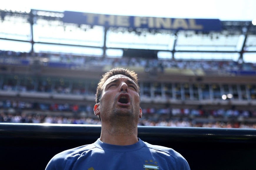 Soccer Football - FIFA World Cup 2026 - Final - Spain v Argentina - New York/New Jersey Stadium, East Rutherford, New Jersey, U.S. - July 19, 2026
Argentina coach Lionel Scaloni during their national anthem before the match REUTERS/Hannah Mckay TPX IMAGES OF THE DAY