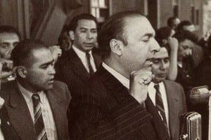 Neruda durante una campaña política. Foto: Archivo del Escritor / Biblioteca Nacional Digital de Chile