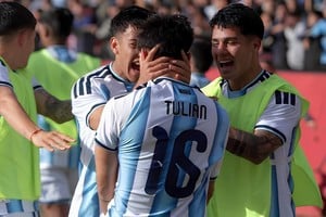 Con el envión del agónico empate previo, la Albiceleste afronta una semifinal exigente en Rosario tras el reordenamiento del cronograma de la jornada.