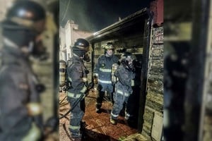 Los bomberos trabajaron hasta lograr la extinción total del fuego. Foto: Gentileza