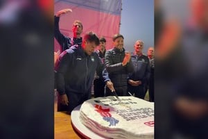 Rézzola corta el gran alfajor escoltado por Pullaro Y Chiaraviglio.