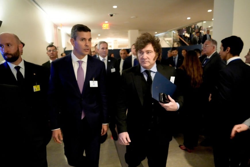 El mandatario argentino arribó al evento junto al Presidente de la República del Paraguay, Santiago Peña.