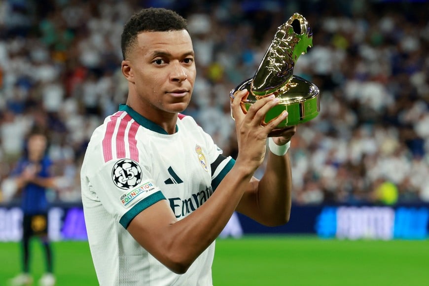 Soccer Football - UEFA Champions League - Real Madrid v Inter Milan - Estadio Bernabeu, Madrid, Spain - September 8, 2026
Real Madrid's Kylian Mbappe holds up the UEFA Champions League 2025/26 golden boot award before the match REUTERS/Violeta Santos Moura