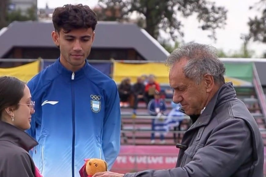 El Secretario de Turismo, Ambiente y Deportes entregó la medalla de plata en el CARD.