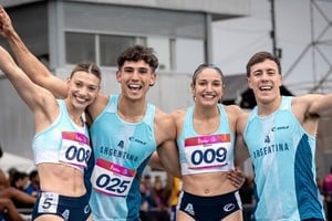 2. Tomás Mondino y Guillermina Cossio formaron parte de la posta argentina que consiguió la medalla de plata.