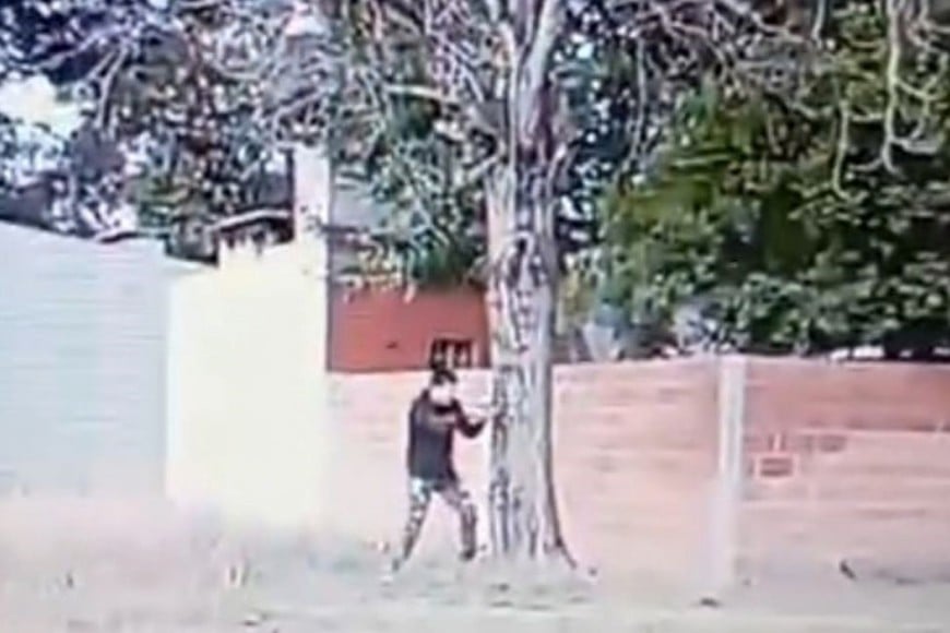 Según Martín Risso Patrón, en la imagen se ve a Cárdenas abriendo fuego contra Britos y su familia en Los Zapallos. Captura de video