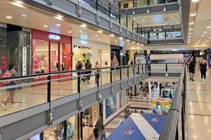 Los datos oficiales del Indec reflejan un consumo débil. Pese al leve repunte en shoppings, supermercados y mayoristas no logran revertir la caída de ventas.