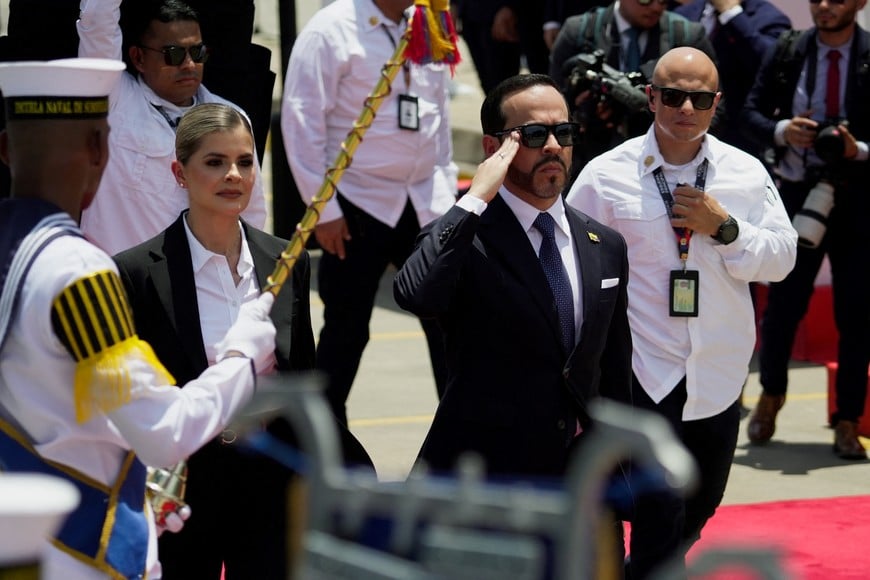Colombia's President Abelardo De La Espriella salutes as he walks alongside Costa Rica's President Laura Fernandez during a welcoming ceremony ahead of bilateral talks focused on security, the fight against drug trafficking and transnational organized crime, in Barranquilla, Colombia, September 22, 2026. REUTERS/Charlie Cordero