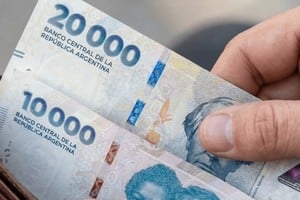 Imagen ilustrativa. Billetes 20 mil pesos y 10 mil pesos.