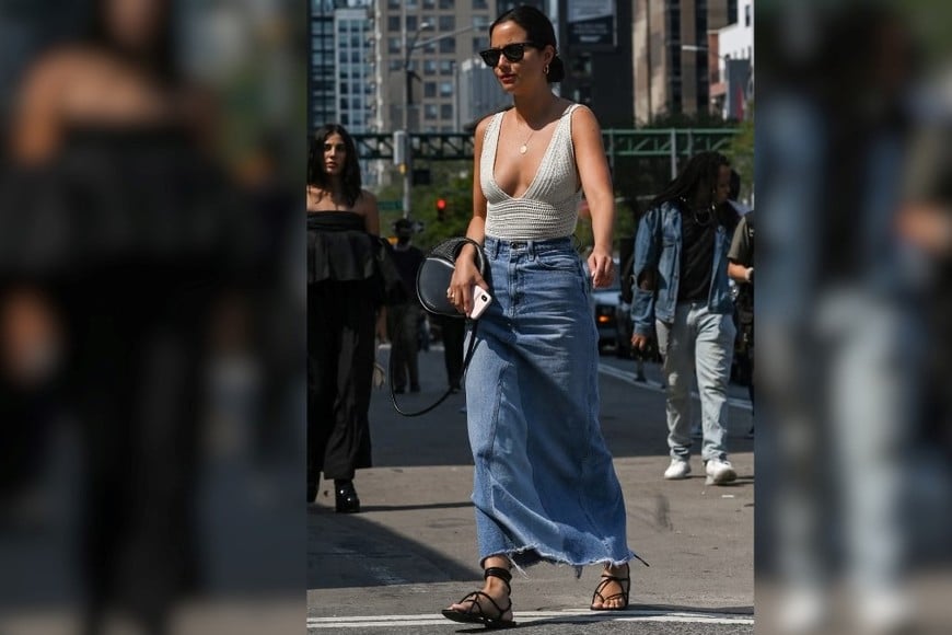 Las prendas livianas son ideales para acompañar el denim.