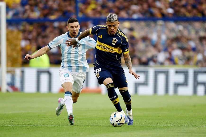 Soccer - Argentina - Argentine Primera Division - Torneo Clausura - Boca Juniors v Racing Club - Estadio La Bombonera, Buenos Aires, Argentina - December 7, 2025
Boca Juniors' Ayrton Costa in action with Racing Club's Adrian Martinez REUTERS/Agustin Marcarian