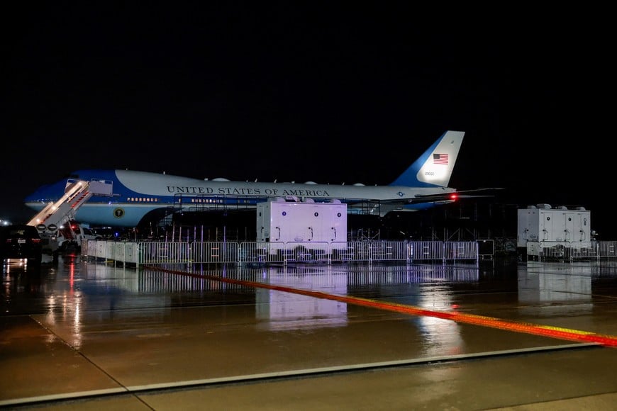 Press risers are set up for the arrival of the Chinese President Xi Jinping, who will be visiting the US for three days, in front of Air Force One, at Joint Base Andrews, Maryland, US, September 23, 2026. REUTERS/Kylie Cooper