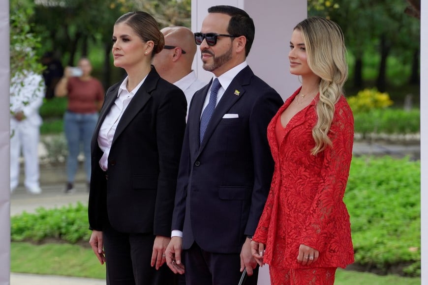 Costa Rica's President Laura Fernandez stands next to Colombia's President Abelardo de la Espriella and his wife, first lady Ana Lucia Pineda, during a welcoming ceremony ahead of bilateral talks focused on security, the fight against drug trafficking and transnational organized crime, in Barranquilla, Colombia, September 22, 2026. REUTERS/Charlie Cordero