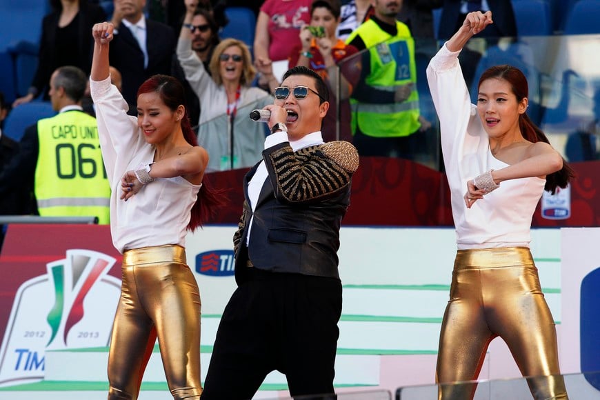 espectaculo musical cantante South Korean singer Psy (C) performs before the Italian Cup final soccer match between AS Roma and SS Lazio at the Olympic stadium in Rome May 26, 2013. REUTERS/Giampiero Sposito (ITALY - Tags: SPORT SOCCER ENTERTAINMENT) italia Psy campeonato torneo liga italiana italiano futbol partido lazio roma