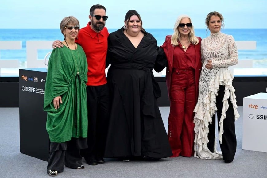 “Mis muertos tristes”: Alejandra Flechner, Pablo Larraín, Carolina Álvarez, Mercedes Morán y Dolores Fonzi en el Festival de San Sebastián