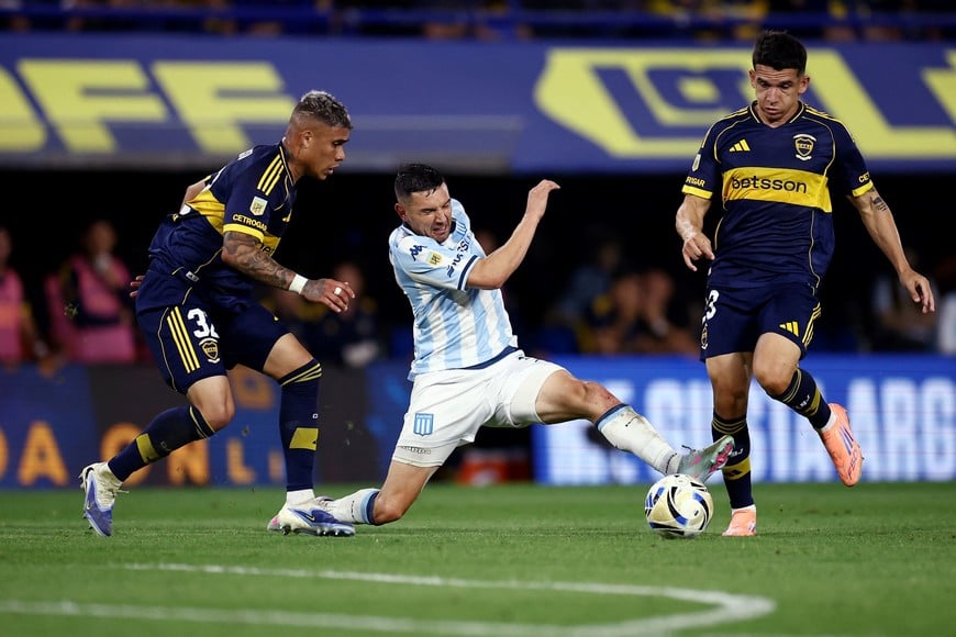 Soccer - Argentina - Argentine Primera Division - Torneo Clausura - Boca Juniors v Racing Club - Estadio La Bombonera, Buenos Aires, Argentina - December 7, 2025
Racing Club's Adrian Martinez in action with Boca Juniors' Ayrton Costa and Lautaro Blanco REUTERS/Agustin Marcarian