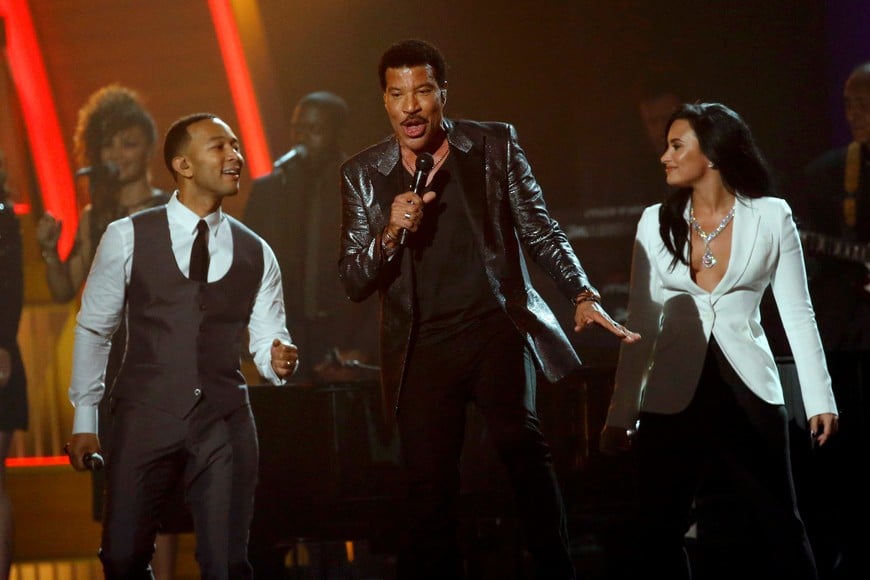 Recording Academy Person of the Year Lionel Richie performs "All Night Long" with John Legend (L) and Demi Lovato at the 58th Grammy Awards in Los Angeles, California February 15, 2016. REUTERS/Mario Anzuoni los angeles eeuu Lionel Richie John Legend Demi Lovato 58 entraga premios grammy musica entrega premios cantante actuacion presentacion entrega premios