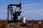 An oil well is seen near the town of Plaza Huincul, in Argentina's Patagonia, May 6, 2010. Argentina's economy has rebounded dramatically since its virtual collapse nearly a decade ago but many investors fear it is still locked in a boom-bust cycle and could easily unravel again. Economists and business leaders warn Argentine President Cristina Fernandez de Kirchner's moves to increase state intervention have sowed uncertainty in two critical areas: agriculture and the oil and gas industry. Picture taken May 6, 2010. To match Feature FRONTIERS/ARGENTINA REUTERS/Marcos Brindicci (ARGENTINA - Tags: POLITICS ENERGY BUSINESS AGRICULTURE) argentina explotacion petrolera plaza huincul economia buena produccion temores inversores productores rechanzan intervencion estado nacional