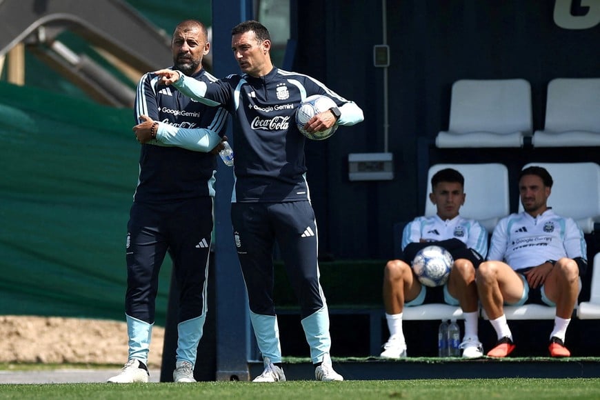 Soccer Football - International Friendly - Argentina Training - Ezeiza Training Complex, Buenos Aires, Argentina - September 24, 2026
Argentina coach Lionel Scaloni and assistant coach Walter Samuel during training REUTERS/Agustin Marcarian TPX IMAGES OF THE DAY