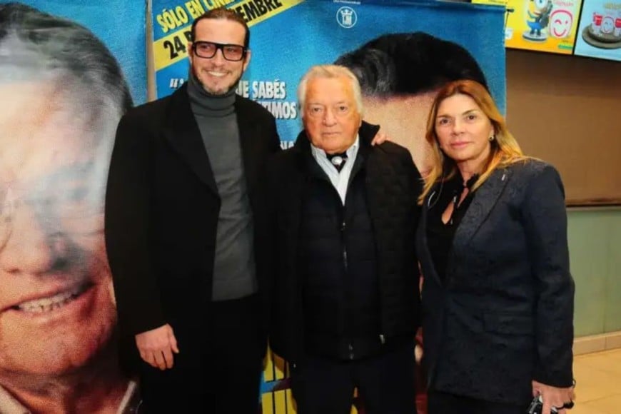Luis Barrionuevo presentó su documental “La mano que mueve los hilos”: Con su hija Sandra (impulsora de la idea) y el realizador Brian Maya.