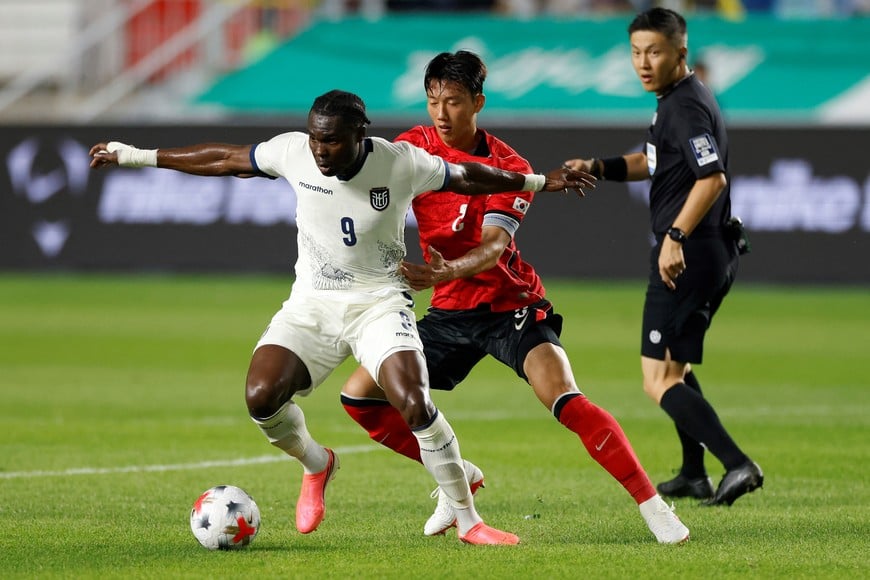 Soccer Football - International Friendly - South Korea v Ecuador - Seoul World Cup Stadium, Seoul, South Korea - September 24, 2026
Ecuador's Jhon Duran in action with South Korea's Lee Han-beom REUTERS/Kim Soo-Hyeon