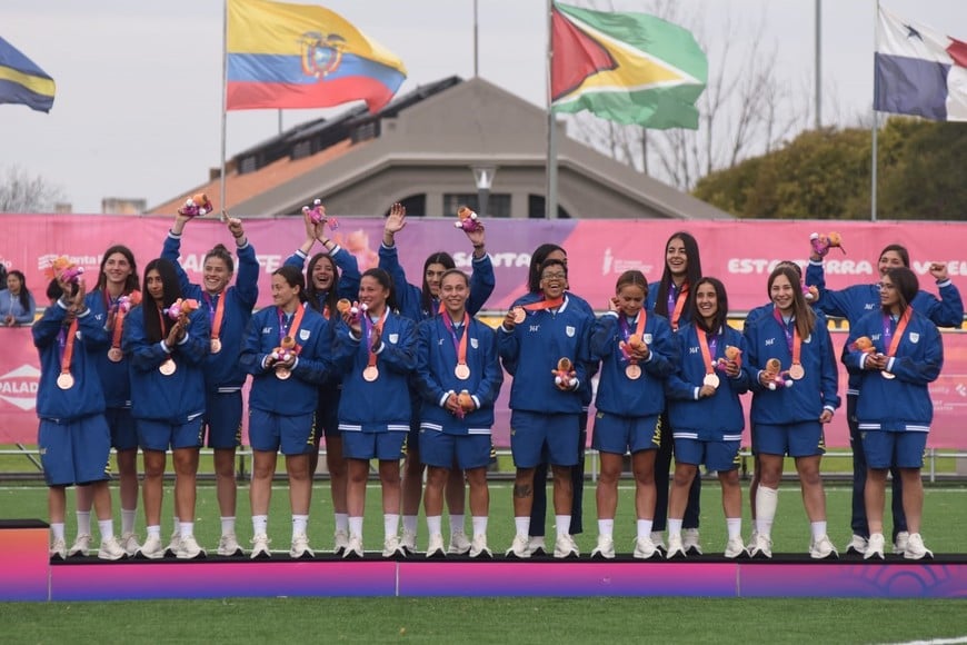 La arquera destacó especialmente todo lo que aprende de ella dentro del equipo. “Estoy muy feliz y aprendo cada cosa que hago, cada cosa nueva que aprendo es de ella. Ella me lleva a ser mejor”, sostuvo.