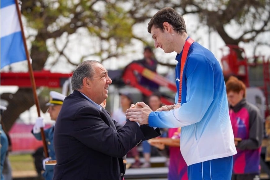 Sternik recibiendo la medalla y el saludo del intendente Poletti. Crédito: Fernando Nicola