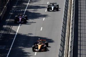 Norris comparte la pista con Colapinto y Antonelli durante los entrenamientos en el circuito callejero de Bakú.