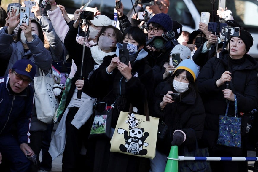 Panda fans gather as they see off a truck transporting twin pandas Xiao Xiao and Lei Lei as they depart from Ueno Zoo for their planned return to China, in Tokyo, Japan, January 27, 2026. REUTERS/Issei Kato