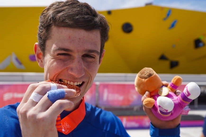Valentín Sternik junto a su bronce de Escalada. Crédito: Fernando Nicola
