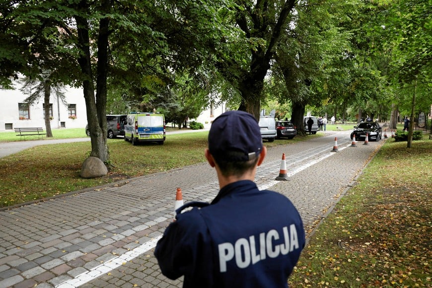 A police officer stands guard near the site of a knife attack on the grounds of a Benedictine Sisters monastery that, as per local media, caused multiple casualties, in Jaroslaw, Poland, September 24, 2026. Fot. Patryk Ogorzalek/via REUTERS ATTENTION EDITORS - THIS IMAGE WAS PROVIDED BY A THIRD PARTY. POLAND OUT. NO COMMERCIAL OR EDITORIAL SALES IN POLAND.