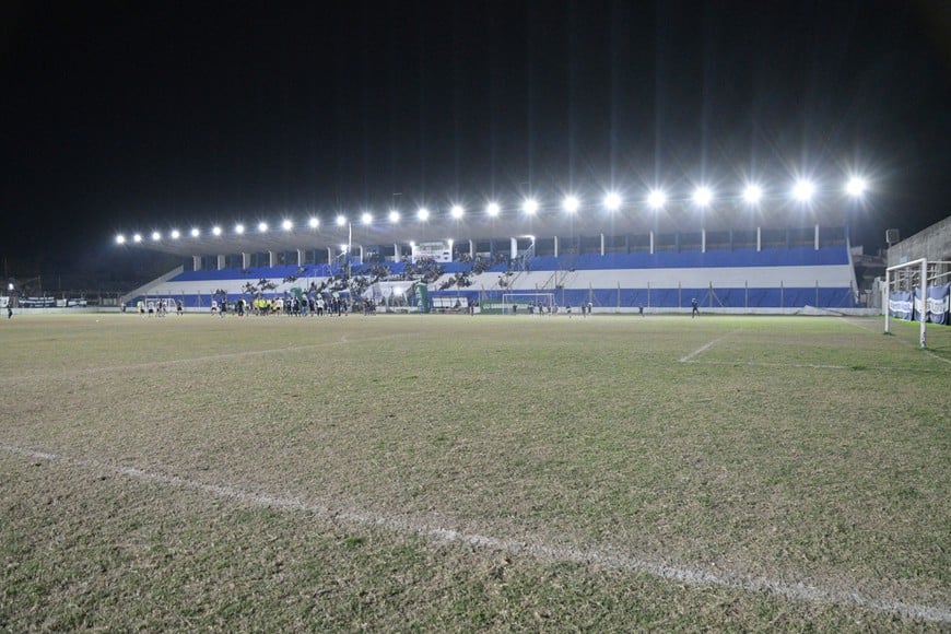 La histórica tribuna del club luce renovada con sus tradicionales colores azul y blanco. Foto: Manuel Fabatía.
