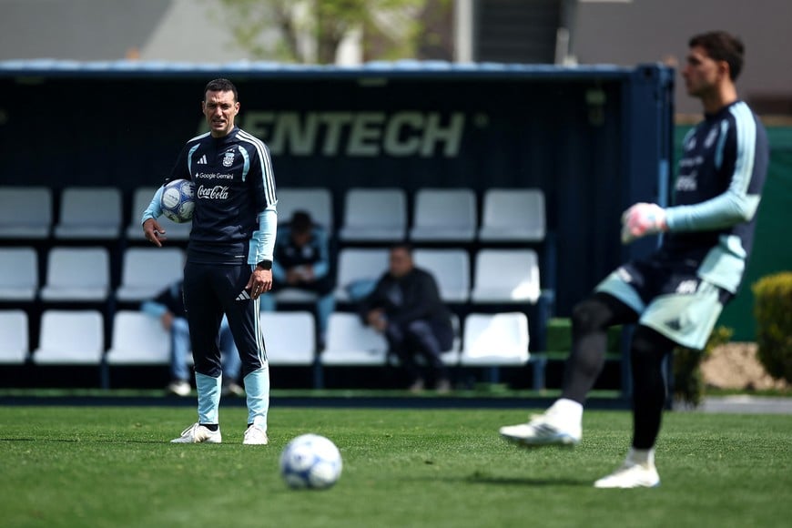 Soccer Football - International Friendly - Argentina Training - Ezeiza Training Complex, Buenos Aires, Argentina - September 24, 2026
Argentina coach Lionel Scaloni during training REUTERS/Agustin Marcarian