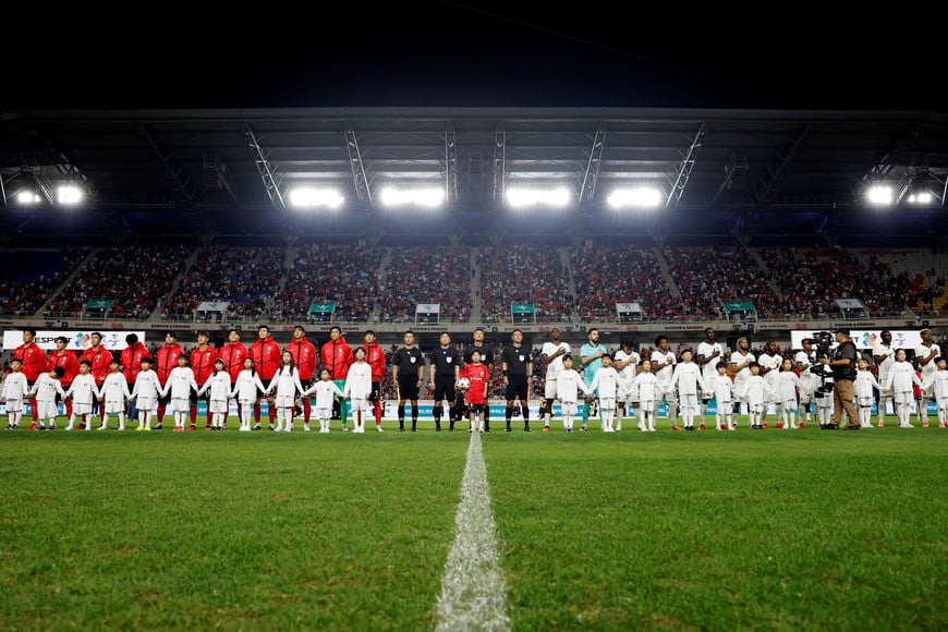 Soccer Football - International Friendly - South Korea v Ecuador - Seoul World Cup Stadium, Seoul, South Korea - September 24, 2026
Players line up during the national anthems before the match REUTERS/Kim Soo-Hyeon