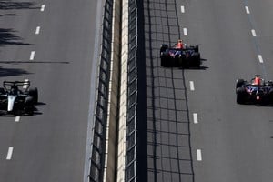 Fórmula 1 – Gran Premio de Azerbaiyán. Max Verstappen e Isack Hadjar, de Red Bull, comparten pista con George Russell, de Mercedes, durante los entrenamientos en el circuito urbano de Bakú, el 24 de septiembre de 2026. REUTERS/Jakub Porzycki