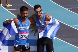 Soca y Catrofe celebran el 1-2 de Uruguay.