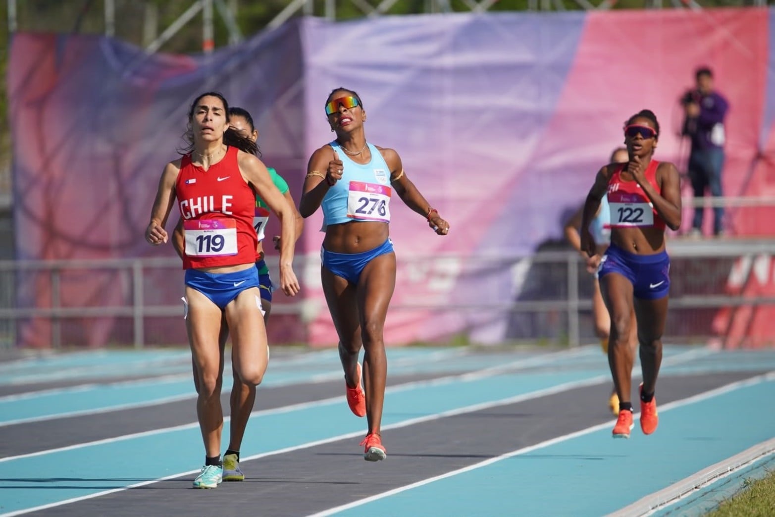 Las mujeres también cerraron los 800 metros. 