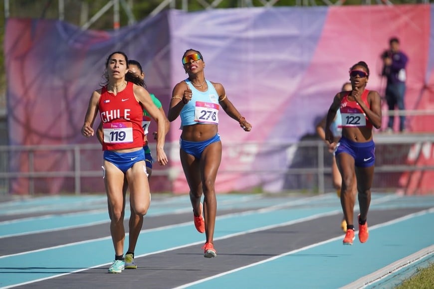Las mujeres también cerraron los 800 metros. Fernando Nicola