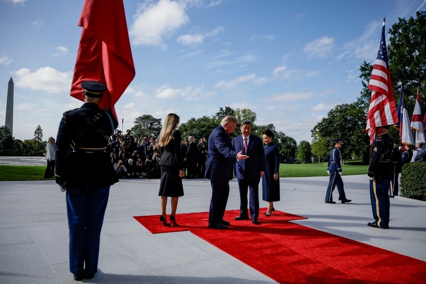US President Donald Trump and first lady Melania Trump welcome Chinese President Xi Jinping and his wife, Peng Liyuan, during a state arrival ceremony on the South Lawn of the White House in Washington, D.C., US, September 24, 2026. REUTERS/Evan Vucci
