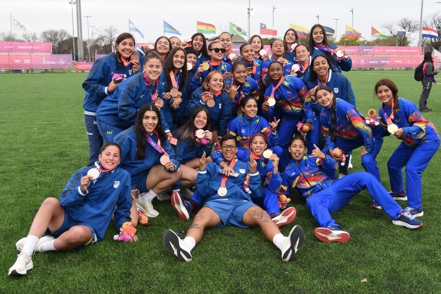 La escena de la celebración después de la definición por penales terminó siendo otra postal de una arquera que vive el puesto con intensidad.