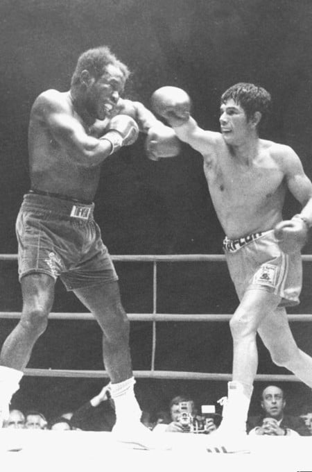 El directo de derecha de Monzón pega en el rostro de Griffith. En el round 14, Monzón le ganó por nocaut técnico.