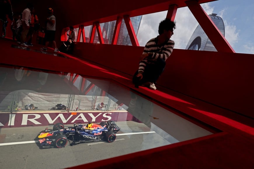 Formula One F1 - Azerbaijan Grand Prix - Baku City Circuit, Baku, Azerbaijan - September 25, 2026
General view of spectators as Red Bull's Max Verstappen is seen through a floor window during practice REUTERS/Jakub Porzycki