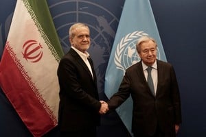 El presidente de Irán, Masoud Pezeshkian, estrecha la mano del secretario general de la ONU, Antonio Guterres, en la 81.ª Asamblea General de las Naciones Unidas (AGNU) en la sede de la ONU en la ciudad de Nueva York, EE. UU., el 25 de septiembre de 2026. Foto: REUTERS / Bing Guan.