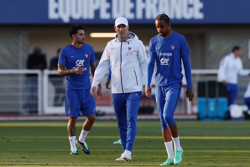 Soccer Football - Nations League - France Training - INF Clairefontaine, Clairefontaine-en-Yvelines, France - September 22, 2026
France coach Zinedine Zidane with Bradley Barcola during training REUTERS/Gonzalo Fuentes