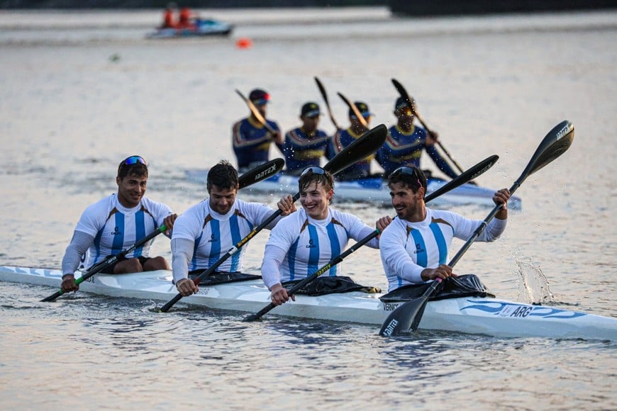 Rézola festejó junto a sus compañeros tras la victoria de Argentina.