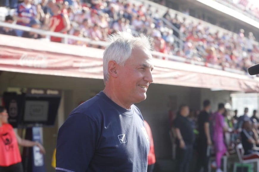 Leo Madelón, el entrenador rojiblanco que tendrá una parada sumamente difícil el domingo 4 de octubre ante Boca en la Bombonera