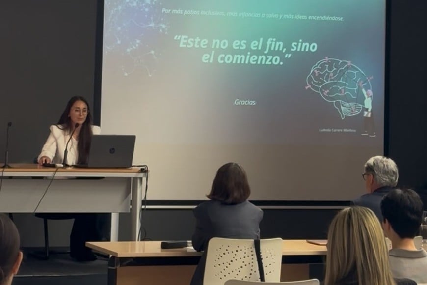 Ludmila Carrere, durante la defensa del trabajo final del master en Neuroarquitectura en la Universidad de Alicante, España. Gentileza UCSF