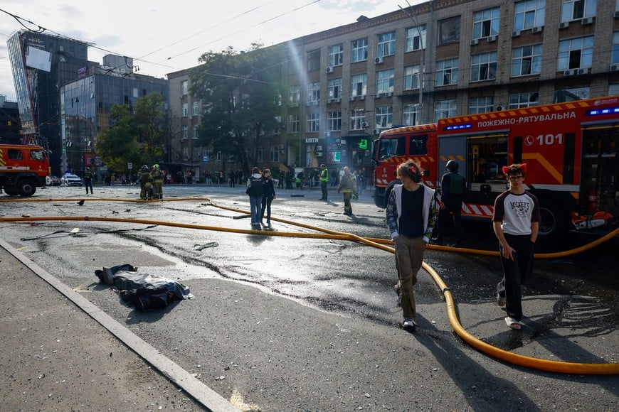 SENSITIVE MATERIAL. THIS IMAGE MAY OFFEND OR DISTURB People walk past a body covered with a plastic bag in the aftermath of a Russian jet drone attack on a business center, amid Russia's attack on Ukraine, in Kyiv, Ukraine, September 25, 2026. REUTERS/Valentyn Ogirenko